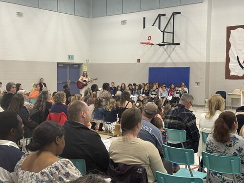 La communauté des Deux-Rivières rassemblée dans le gymnase pour la messe.