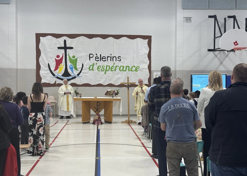 Une messe est célébrée dans le gymnase de l'École élémentaire catholique des Deux-Rivières
