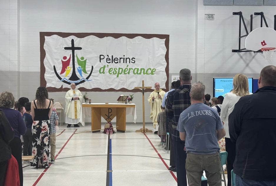 Une messe est célébrée dans le gymnase de l'École élémentaire catholique des Deux-Rivières
