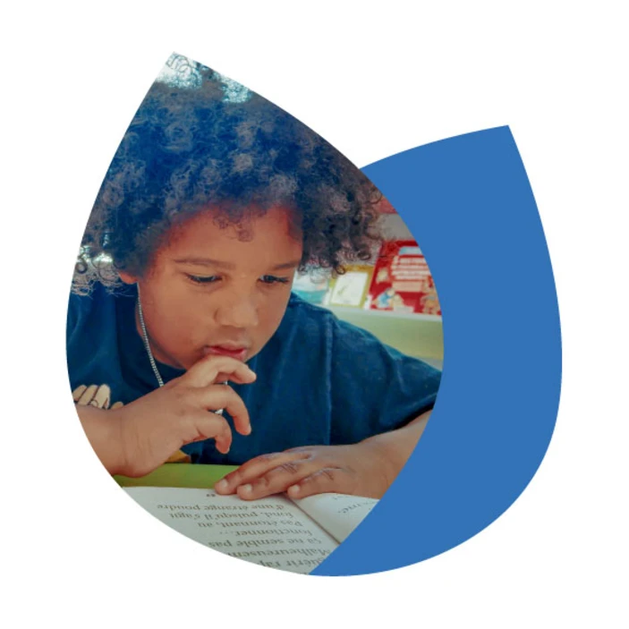 petit garçon qui fait de la lecture attentivement